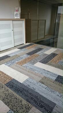  Mix van interface Skinny Planks HumanNature  Combination of short pile and high pile carpet tiles